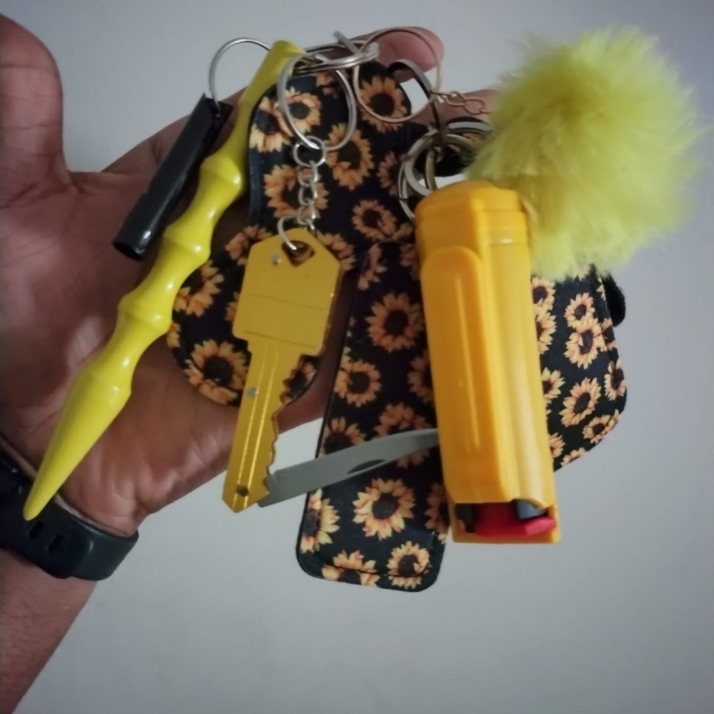 Self- defensive keychain